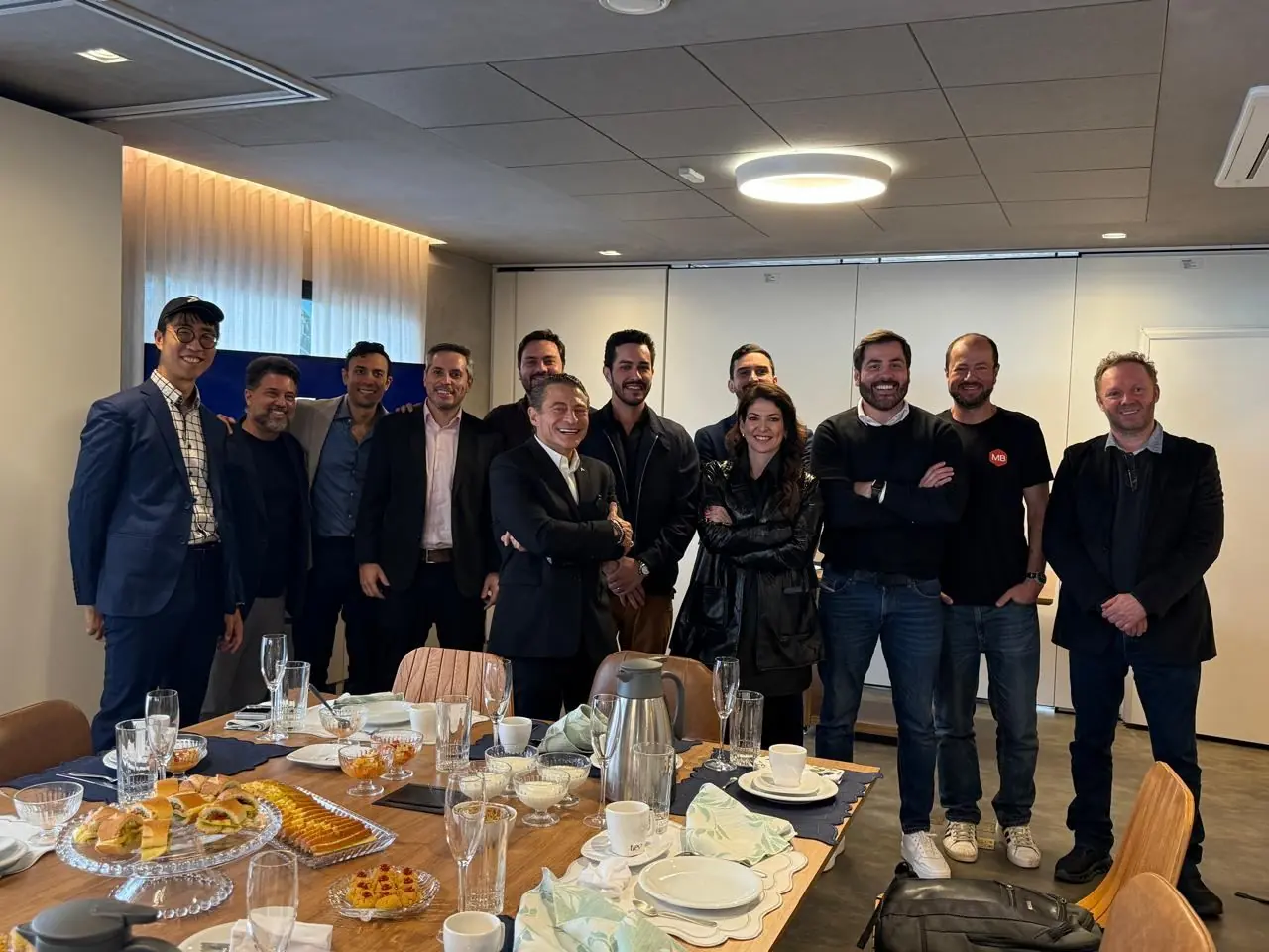 Membros reunidos ao fim de um encontro Infinity Deals