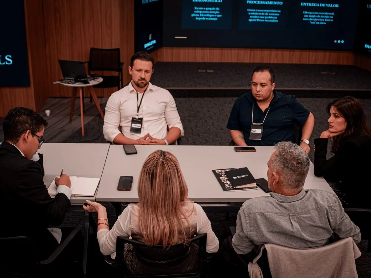 Mesa redonda durante o encontro Infinity Deals